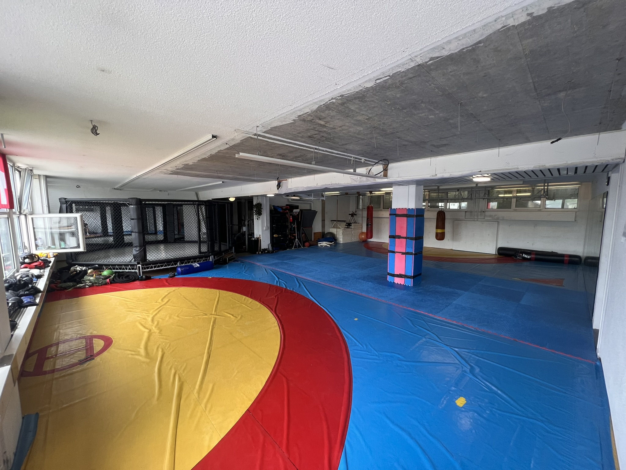 MMA-Cage und Mattenfläche